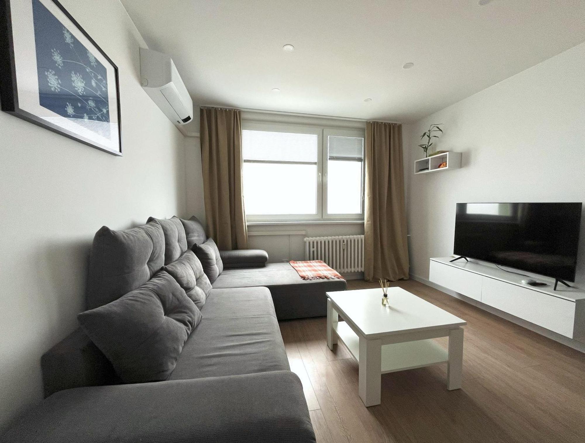 Elegant Escape Apartment III - Free Parking, Easy Access To City Center Bratislava Exterior photo